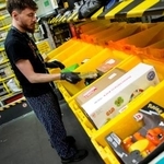 　米アマゾン・コムの配送センター＝２０２５年１２月、ニュージャージー州ロビンズビル（ロイター＝共同）