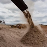 　ブラジル南東部カンポスでバイオ燃料用に加工されるサトウキビ＝２０２１年４月（ゲッティ＝共同）