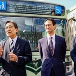 　取材に応じる京都市の松井孝治市長（左）ら＝１８日午後、京都市中京区