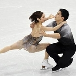 　ペアのフリーで演技する三浦璃来（左）、木原龍一組＝１６日、ミラノ（共同）