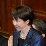 　衆院本会議で第１０５代首相に指名され、起立する高市早苗首相＝１８日午後３時１分