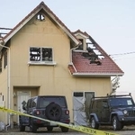 　火災が発生し男性が敷地内で死亡しているのが見つかった事件で、現場検証が行われた住宅＝１７日、広島県東広島市（車のナンバープレートにぼかしを入れています）