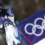 　アルペンスキー女子回転、１回目で途中棄権に終わり、顔をおさえる安藤麻＝１８日、コルティナダンペッツォ（ロイター＝共同）