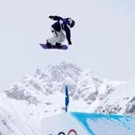 　男子スロープスタイル決勝　ジャンプする長谷川帝勝＝リビーニョ（共同）