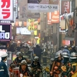 　火災の発生で騒然とする大阪市北区の繁華街＝１８日午後８時４５分