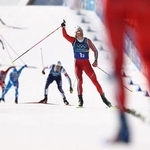 　スキー距離団体の男子スプリント・フリーで優勝し、手を挙げるノルウェーのクレボ、＝１８日、テーゼロ（ロイター＝共同）