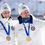 　男子団体スプリント・フリーで金メダルを獲得したノルウェーのヨハンネスヘスフロト・クレボ（右）ら＝テーゼロ（共同）