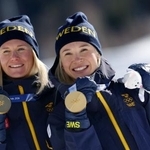 　２０年ぶりに頂点に立ったスウェーデンの選手＝１８日（ロイター＝共同）