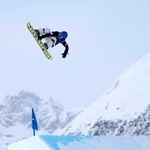 　女子スロープスタイル決勝　ジャンプする深田茉莉＝リビーニョ（共同）