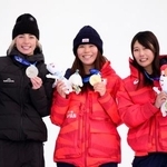 　ミラノ・コルティナ冬季五輪のスノーボード女子スロープスタイルで金メダルを獲得し、笑顔を見せる深田茉莉（中央）。右は銅メダルの村瀬心椛＝１８日、イタリア・リビーニョ（共同）