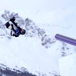 　女子スロープスタイル決勝　技を繰り出す岩渕麗楽＝リビーニョ（共同）