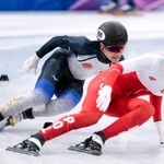 　男子５００メートル準々決勝　滑走する吉永一貴（左）＝ミラノ（共同）