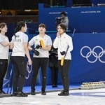 　日本-英国　第１エンドを終え、言葉を交わす吉村（右端）ら日本チーム＝コルティナダンペッツォ（共同）