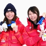 　ミラノ・コルティナ冬季五輪のスノーボード女子スロープスタイルの表彰式で、笑顔を見せる金メダルの深田茉莉（左）と銅メダルの村瀬心椛＝１８日、イタリア・リビーニョ（共同）