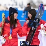 　女子スロープスタイルの表彰式を終え、笑顔を見せる金メダルの深田茉莉（左）と銅メダルの村瀬心椛＝リビーニョ（共同）