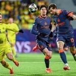 　ボデグリムト戦で競り合うインテル・ミラノのアチェルビ（右）＝ボーデ（ＡＰ＝共同）