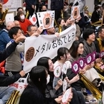 　パブリックビューイング会場で村瀬心椛の銅メダル獲得を祝う人たち＝１９日未明、岐阜市