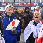 　会場に駆け付けた岩渕麗楽の地元・岩手県一関市の後援会会長鈴木正敏さん（左）＝１８日、イタリア・リビーニョ（共同）