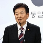 　北朝鮮への無人機侵入について説明する韓国の鄭東泳統一相＝１８日、ソウル（聯合＝共同）