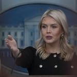 　１８日、米ホワイトハウスで記者会見するレビット報道官（ゲッティ＝共同）