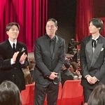 　ベルリン国際映画祭でアニメ「花緑青が明ける日に」の公式上映後、拍手に応える（左から）入野自由さん、四宮義俊監督、萩原利久さん＝１８日、ベルリン（共同）