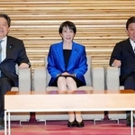 　臨時閣議に臨む（左から）林総務相、高市首相、茂木外相＝１９日午前、首相官邸