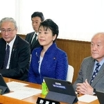 　自民党の臨時総務会に臨む（左から）古屋選対委員長、有村総務会長、鈴木幹事長。奥は西村選対委員長代行＝１９日午前、東京・永田町の党本部