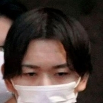 　送検のため警視庁牛込署を出る山谷健太郎容疑者＝１９日午前７時２６分