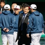 　ＷＢＣ日本代表の強化合宿を訪れた栗山前監督（中央右）。同左は井端監督＝宮崎