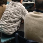 　提訴後に記者会見する原告男性（中央）と両親＝１９日午前、神戸市中央区