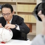 　ＳＮＳ向けの動画撮影で灯籠（ランタン）作りに挑戦する金杉憲治駐中国大使＝９日、北京（共同）