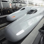 　新大阪に向け出発する九州新幹線「さくら」（手前）＝２０１１年３月、ＪＲ熊本駅