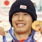 　羽田空港に帰国し、メダルを見せるフリースタイルスキー男子の堀島行真＝１９日午後