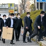 　家宅捜索のため、運営会社の前社長が経営する千葉市の会社に入る警視庁の捜査員ら＝１９日午後４時２３分