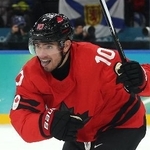 　準々決勝のチェコ戦でゴールを決め、喜ぶカナダのニック・スズキ＝１８日、ミラノ（ロイター＝共同）