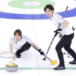 　ミラノ・コルティナ冬季五輪のイタリア戦でショットを放つカーリング女子日本代表で最年少の小林未奈（左）＝１７日、イタリア・コルティナダンペッツォ（共同）