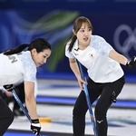 　ミラノ・コルティナ冬季五輪のイタリア戦でスイープするカーリング女子日本代表で最年少の小林未奈（右）＝１７日、イタリア・コルティナダンペッツォ（共同）