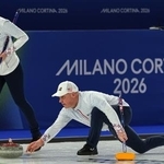 　５４歳で五輪初出場したカーリング米国男子のリチャード・ルーホネン（右）＝１４日、コルティナダンペッツォ（ＡＰ＝共同）