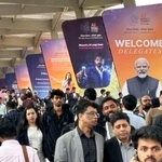 　「ＡＩインパクトサミット」の展示会や講演会を訪れた大勢の来場者＝１８日、ニューデリー（共同）