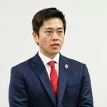 　記者団の取材に応じる日本維新の会の吉村代表＝１９日午後、大阪府庁