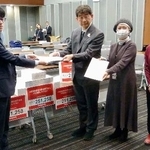 　高額療養費制度の負担上限額引き上げの撤回を求める署名を提出する全国保険医団体連合会のメンバー（右側）ら＝１９日午後、国会