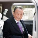 　派閥の例会を終えた自民党の麻生副総裁＝１９日午後、東京都千代田区