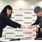 　春闘の要求書を提出する日立労組の半沢美幸中央執行委員長（左）＝１９日午後、東京都内