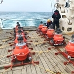 　北海道沖の海底に設置した観測装置＝２０１９年７月（東北大・北海道大・海洋研究開発機構提供）