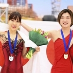　フィギュアスケートの国際大会で優勝した坂本花織（右）と２位の三原舞依＝２０２３年２月、オランダ・ティルブルフ（共同）