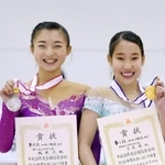 　全国高校選手権で優勝した三原舞依（右）と２位の坂本花織＝２０１７年１月、宇都宮市スケートセンター