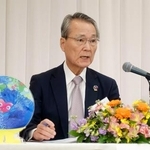 　記者会見する経団連の筒井義信会長＝１９日午後、岡山市