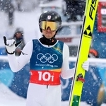 　男子団体スプリント　前半飛躍を終えた渡部暁斗＝プレダッツォ（共同）