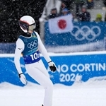 　男子団体スプリント　前半飛躍を終えた山本涼太＝プレダッツォ（共同）