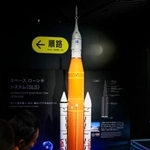 　大阪市立科学館に寄贈された、大阪・関西万博の米国館で展示していたロケット模型＝１９日午後、大阪市北区